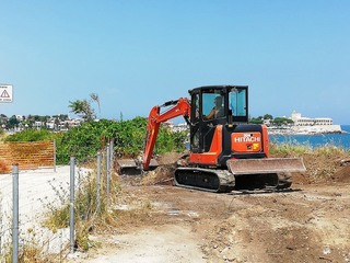 Litorale di levante di Trani, partiti i lavori lungo la strada pedonale fra Mongelli e seconda spiaggia