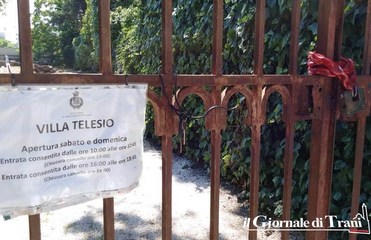 Villa Telesio chiusa, visitatori protestano. Di Gregorio: «Avevamo affisso un avviso, lo hanno strappato due volte»
