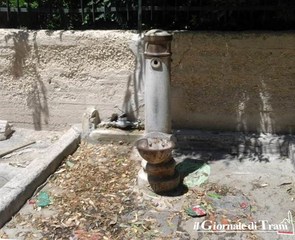 La noia della notte priva i cittadini dei bisogni del giorno: niente più acqua dalla fontana vandalizzata di via Cappuccini