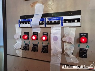 Poca luce, tanta acqua e scotch quanto basta: il palazzetto di Trani boccheggia e chiede aiuto