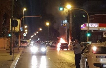 Trani, auto prende fuoco in via Malcangi: illeso il conducente