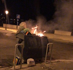 Trani, incendiato cassonetto in via Pola
