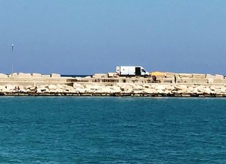 Bagnanti accanto ai mortai: Trani, prima di quella del mare, va in scena la sagra del rischio