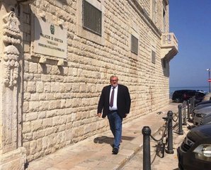 Scontro treni, anche Emiliano alla prima udienza preliminare: «Vicino alle vittime per la ricerca della verità»