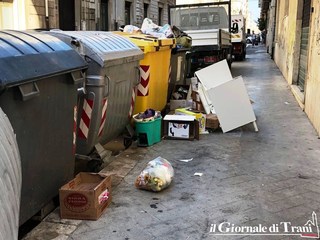 Trani, tra via Ciardi e via Umberto solito scempio quotidiano. Le foto di una cittadina esasperata
