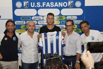 Enigmistica d'estate sotto l'ombrellone: che ci fa la coccarda della coppa vinta dal Trani sulla maglia del Fasano?