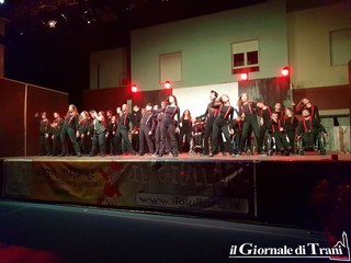 Tutti in piedi ad applaudire: i 65 attori di Livorno stregano Trani. Oggi l'ultima opera in concorso al Giullare, domani i verdetti