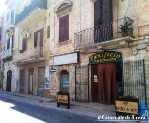 Piazza Marconi, tutti abusivi tranne il panificio: il Comune di Trani intima lo sgombero