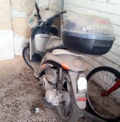 Auto e moto di servizio abbandonate in garage, Barresi: «Il Comune di Trani le ceda ad Amet e non regali la sosta a pagamento ai privati»