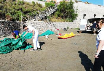 Invitano gli abusivi ad andare via, ma si rifiutano: alla seconda spiaggia, Polizia locale e Guardia costiera smantellano gazebo non autorizzato