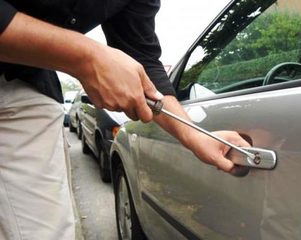 Scelgono Trani, ma subiscono il furto di auto e borsello: i titolari del B&B «salvano» la vacanza di due turisti ungheresi. Barresi: «Siamo più umani e solidali»