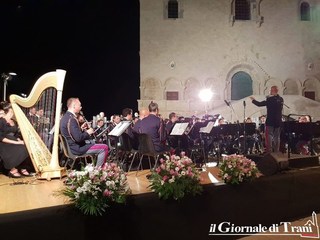 Festa patronale, la Banda nazionale della Polizia di Stato incanta Trani. Ed il vescovo rivela il suo passato di musicista