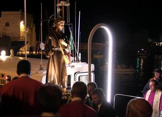 Festa patronale, un bagno di folla per San Nicola in porto. E l'orchestra in piazza dà la scossa al pubblico dopo il blackout