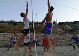 Trani, e se i migranti respingessero... palloni? Oggi e domani, alla seconda spiaggia, beach volley con obbligo di schierare un richiedente asilo
