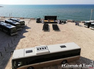 Come per un concerto, ma questa volta sono bus: davanti alla cattedrale di Trani, palco e sedie per i nuovi bus di Stp