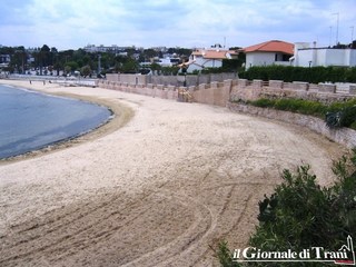 È in prognosi riservata l'uomo colto da malore ieri mattina alla spiaggia di Trani: il paziente, senza documenti, non ha ancora un nome