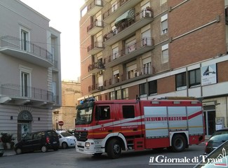 Trani, falso allarme in pieno centro: sospetta una fuga di gas e chiama i pompieri, ma era solo il cattivo odore della fogna