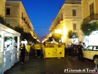 Il Tour giallo della Chiesa evangelica ha lasciato Trani. Momento finale, la marcia lungo in corso