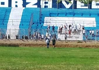 Chi farà «la barba al palo»? Erba dello stadio ko, poi arriva Lanza e scoppia la contestazione