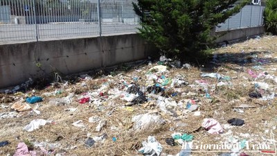 Trani, il rudere di via Di Vittorio è una discarica a cielo aperto