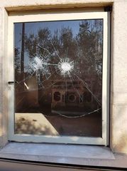 Ancora pietre contro la cappella nell'agro di Trani: la porta in vetro era appena stata riparata