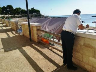Trani, avevano scambiato la spiaggia per un campeggio. La Polizia locale li fa sgomberare