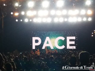 Estate di Trani, per “Fuori museo” Fabrizio Moro infiamma piazza Duomo. E ricorda i nostri eroi e Stefano Cucchi