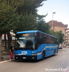 Trani, cade improvvisamente un portellone dall'autobus dell'Stp