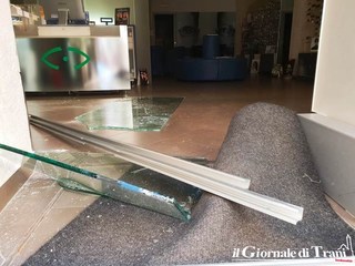 Trani, furto con scasso ai danni di un'ottica in via De Robertis: asportata solo una manciata di denaro dalla cassa