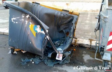 Trani, tornano i piromani dei cassonetti: quattro distrutti in una notte