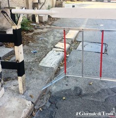 Veicolo passa con le sbarre in movimento: nuovamente danneggiato il passaggio a livello di Trani