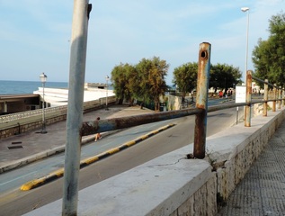 Lungomare di Trani, allarme delle guardie Folgore: «Instabili e pericolosi parapetto e ringhiera alla fine di via Venezia»