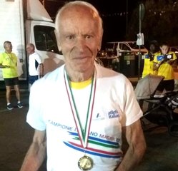 A 80 anni corre i 10 km sotto l'ora: lo straordinario esempio di Andrea Di Toma, di Trani, campione italiano su strada di categoria