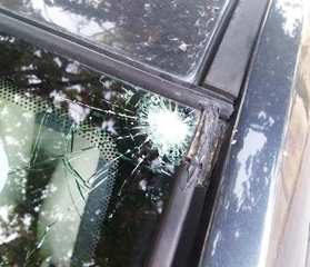 Trani, sasso su auto dal rivestimento esterno di via del Ponte romano. Lo scorso maggio Rfi vi effettuò verifiche strutturali