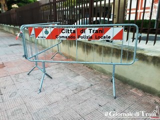 Mattonelle sconnesse davanti all'ospedale di Trani, 70enne vi cade pesantemente: adesso il tratto è inibito da transenne