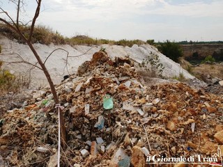 VIDEO. Cava fumante un anno dopo, durante il sopralluogo arriva l'assessore: «Siamo davvero a buon punto, attendiamo indicazioni dalla Procura di Trani»