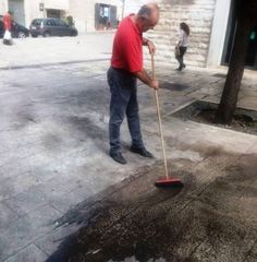 «Piazza Mazzini, stendiamo un detergente pietoso»: Trani, è volontariato anche nell'igiene urbana