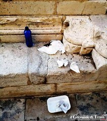Cattedrale di Trani, ballatoio trasformato in latrina. E in piazza Addazi, c'è chi parcheggia e se va al mare a torso nudo