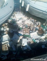 FOTO e VIDEO. Tira vento e alla darsena di Trani galleggia l'impossibile: rifiuti e detriti fra imbarcazioni e pontili