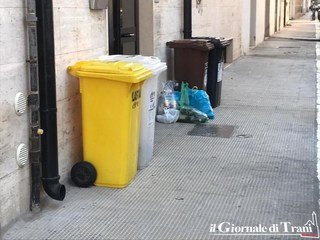 Raccolta differenziata a Trani, gli operatori di Amiu chiariscono: «Non entriamo nei portoni solo per disposizioni aziendali»