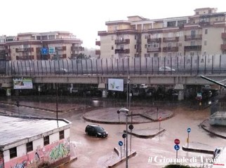 Maltempo a Trani, un fiume di acqua e fango in via Superga. Ma era mercoledì: mercato graziato
