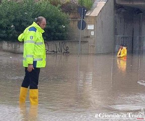 Maltempo a Trani, aspirati nel sottovia 360mila litri d'acqua. Automobilista forza il blocco e resta impantanato. Quanto incidono le villette?