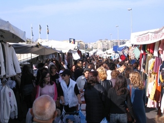 Natale e Capodanno di martedì: a Trani chiesto ufficialmente un doppio mercato di domenica: 23 e 30 dicembre. Nella prima data, però, c'è il calcio donne