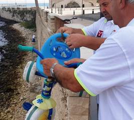 Seicento chilogrammi di rifiuti, quattro transenne ed un triciclo: è la Trani «raccolta», in una sola mattinata, dagli «Amici del mare»