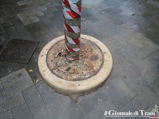 Trani, partito il restauro degli storici pali ottocenteschi: Amet annuncia l'inizio dei lavori