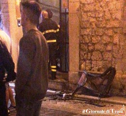 AGGIORNATO. Ragazzo resta solo in casa e fa incendiare un divano: paura in uno stabile del centro storico di Trani