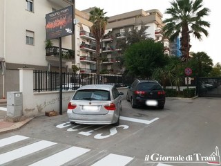 Trani, rifatta la segnaletica di piazza Albanese: da oggi, tolleranza zero per chi parcheggi sugli stop