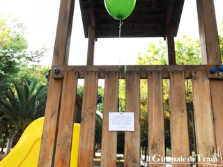 Villa di Trani, nel parco giochi va in scena il flash mob della poesia. A corredo, palloncini colorati