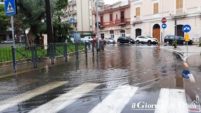 Allagamenti, piazza D'Agostino «gelosa» del sottovia: risolve Trani soccorso