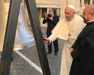 La benedizione del Papa sulle campane di San Magno. E, fra un anno, la nuova chiesa di Trani sarà pronta